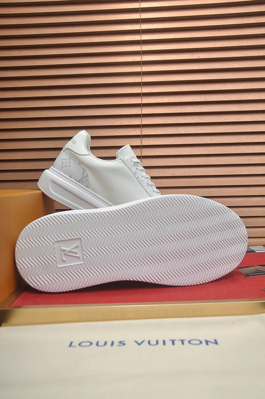 Men's men's shoes 💰640💶Original development, quality shipping, welcome to compare - LV sneaker series sports shoes introduce the loose silhouette of the ready-to-wear series into the spring and summer men's wear shows and make an eye-catching appearance. The cow leather upper is combined with rough fabric laces, and colorful beading highlights the brand's classic elements. LV letters mark the tongue and Monogram floral outsole. Mixed materials Made of top-grain cowhide, thick shoelace design, large Monogram print on the side, mesh lining and cotton feet, the comfort is as extreme as ever, premium heritage, quality first, worth owning! Size: Men’s 38-45 (45 is custom-made and cannot be returned or exchanged)